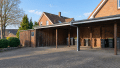 Carport-Anlage mit Schuppen
